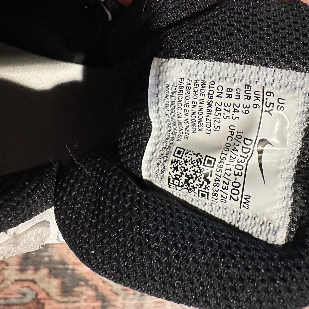 Nike Team Hustle Youth Sneakers - Picture 3 of 4